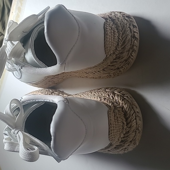 Christian Louboutin - Picture 7 of 8